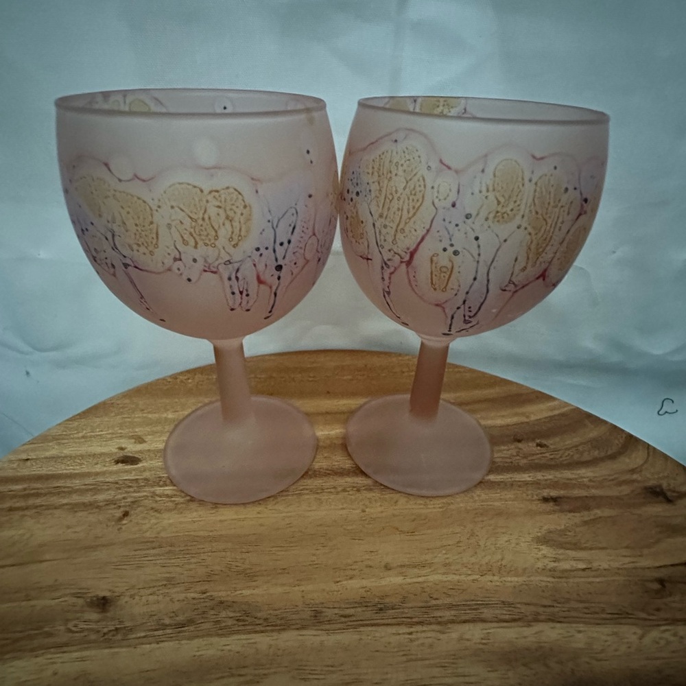 Q1- 🍷🍷 Set Of 2 France Wine Glasses Semi-transparent Glass/Purple/Pink